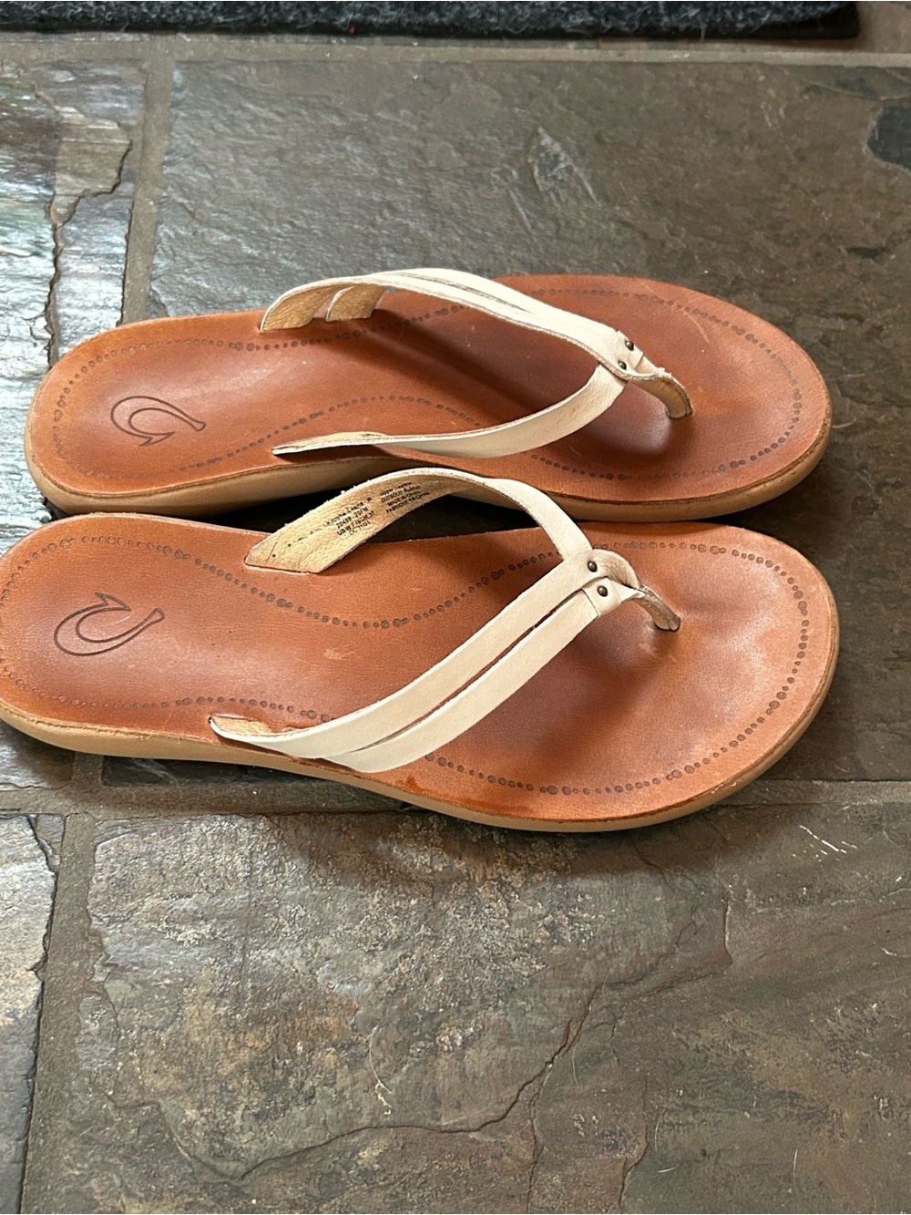 Olukai - Women’s Cream Leather Flip Flop Sandals size: 7